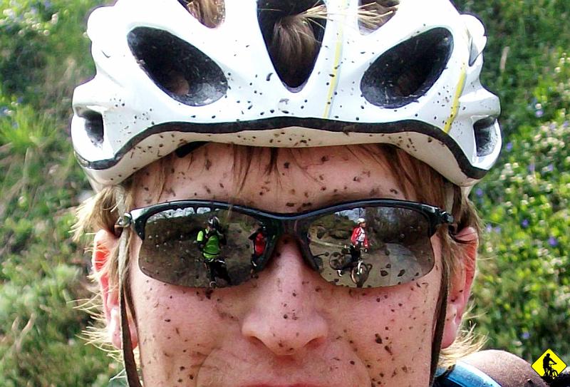 2010-04-20 Beskid Niski 076.jpg - Góry wyciskają jeszcze z siebie duże pokłady wód, które nabrały podczas zimy. Niestety woda ta spływa niejednokrotnie szlakami, po których się poruszają turyści.